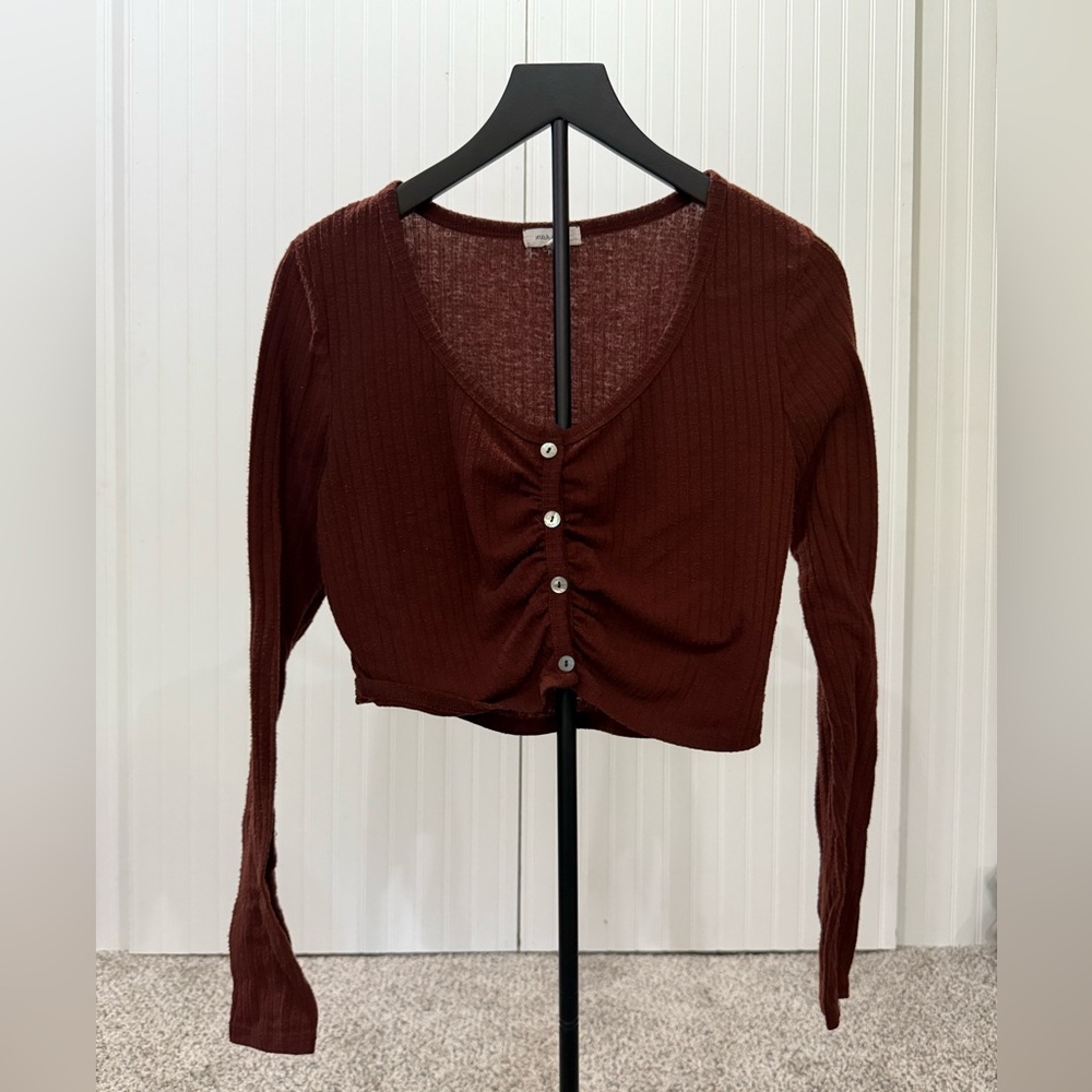 Chic Burgundy Button-Up Crop Top
